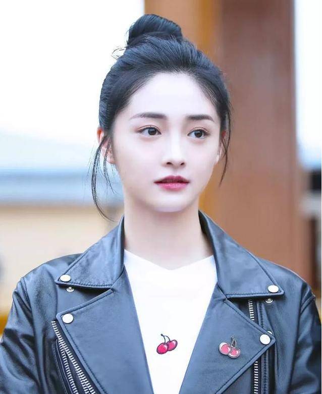 甩了王思聪 跟蔡徐坤恋爱 不分场所撩汉 这个98年小花情商低?【星空官网登录】(图3)
甩了王思聪 跟蔡徐坤恋爱 不分场所撩汉 这个98年小花情商低?【星空官网登录】(图3)